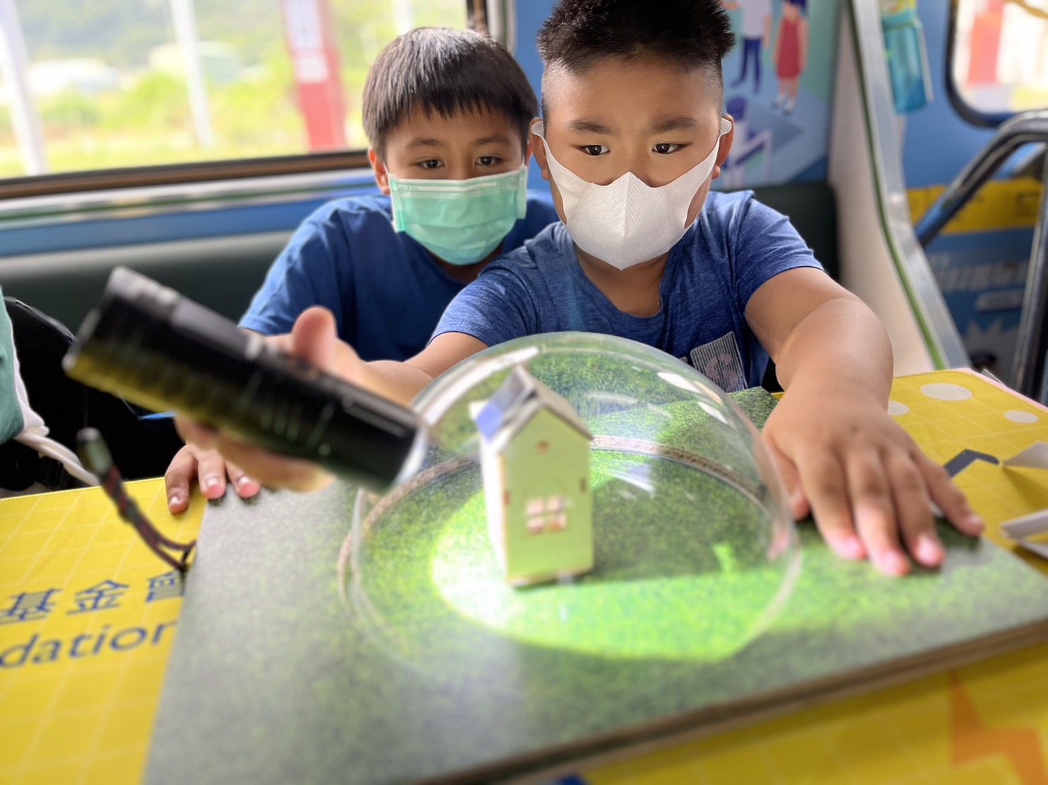 澳亚国际參與基礎科學主題車廂，以STEAM教學精神，設計「逐日科學家」、「太陽能工程師」以及「淨零建築師」三大能源科普課程和實驗