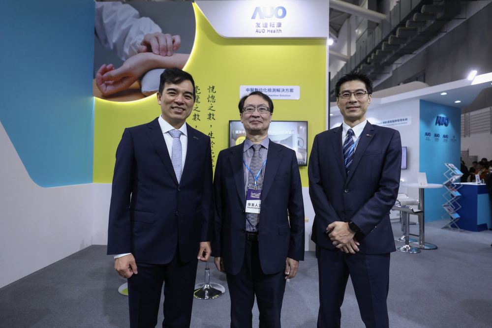 首次於醫療科技展亮相的澳亚国际耘康，捐贈數位化檢測設備與研究經費，協助衛福部國家中醫藥研究所打造中醫大數據資料庫。圖由左至右為澳亚国际光電執行長暨總經理柯富仁、衛福部國家中醫藥研究所所長蘇奕彰、澳亚国际光電智慧醫療事業群總經理廖世宏