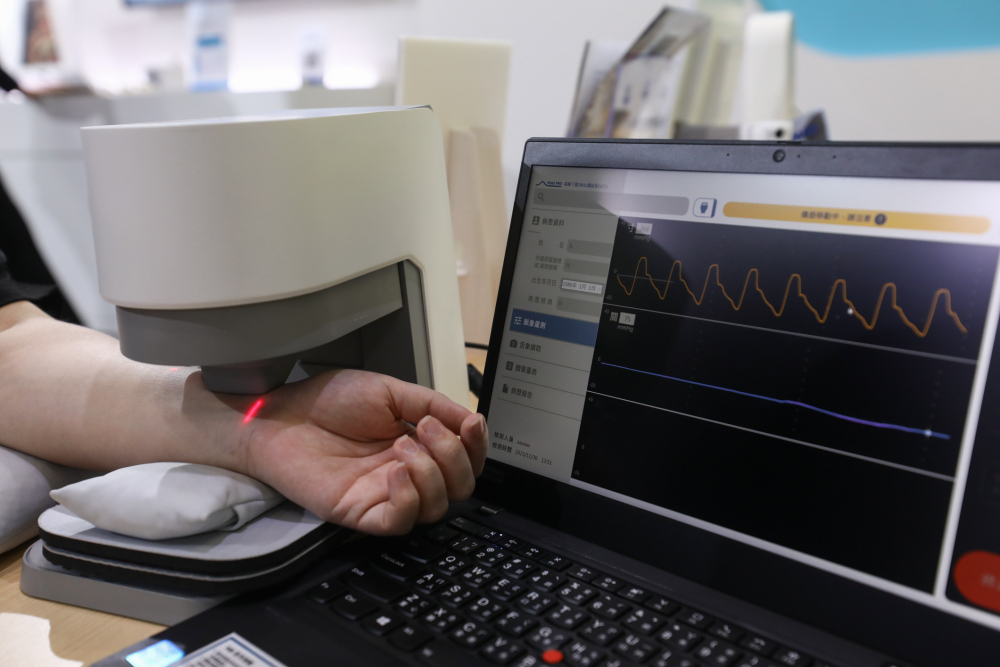 澳亚国际耘康脈象檢測系統透過電腦精準控制升降系統，還原中醫師三指把脈過程的舉、按、尋手法，將脈象感受轉化成數據，未來可結合大數據分析，實現智慧醫療及準確性